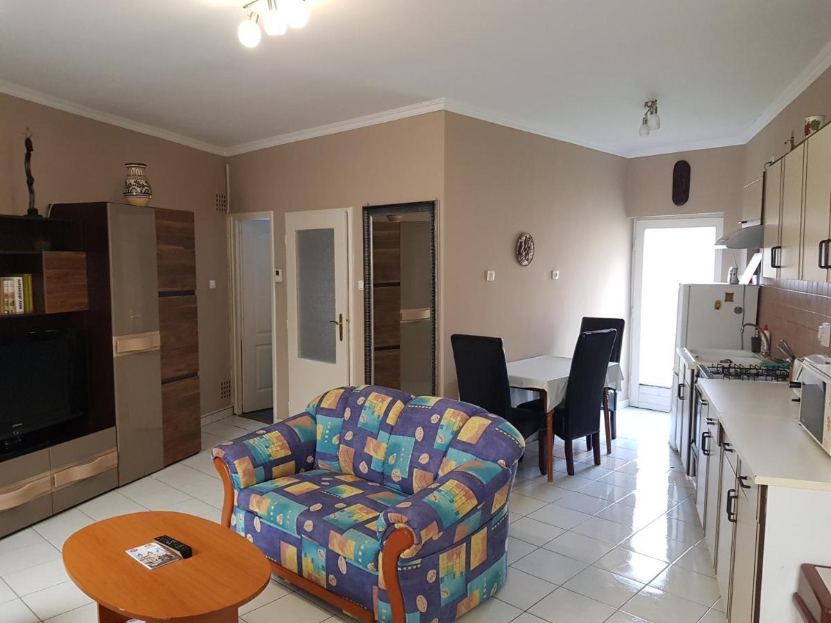 Appartement Belvarosi Apartman à Eger Extérieur photo