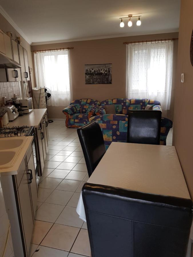 Appartement Belvarosi Apartman à Eger Extérieur photo